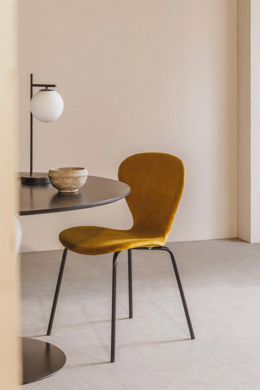 Stapelbarer Esszimmerstuhl aus Samt Uit