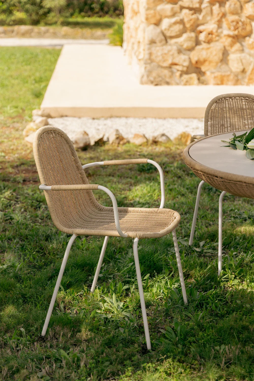 Stapelbarer Gartenstuhl mit Armlehnen aus synthetischem Rattan Reiven