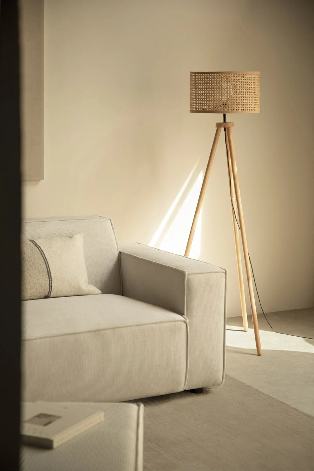 Stehlampe aus Rattan und Kautschukholz Serri