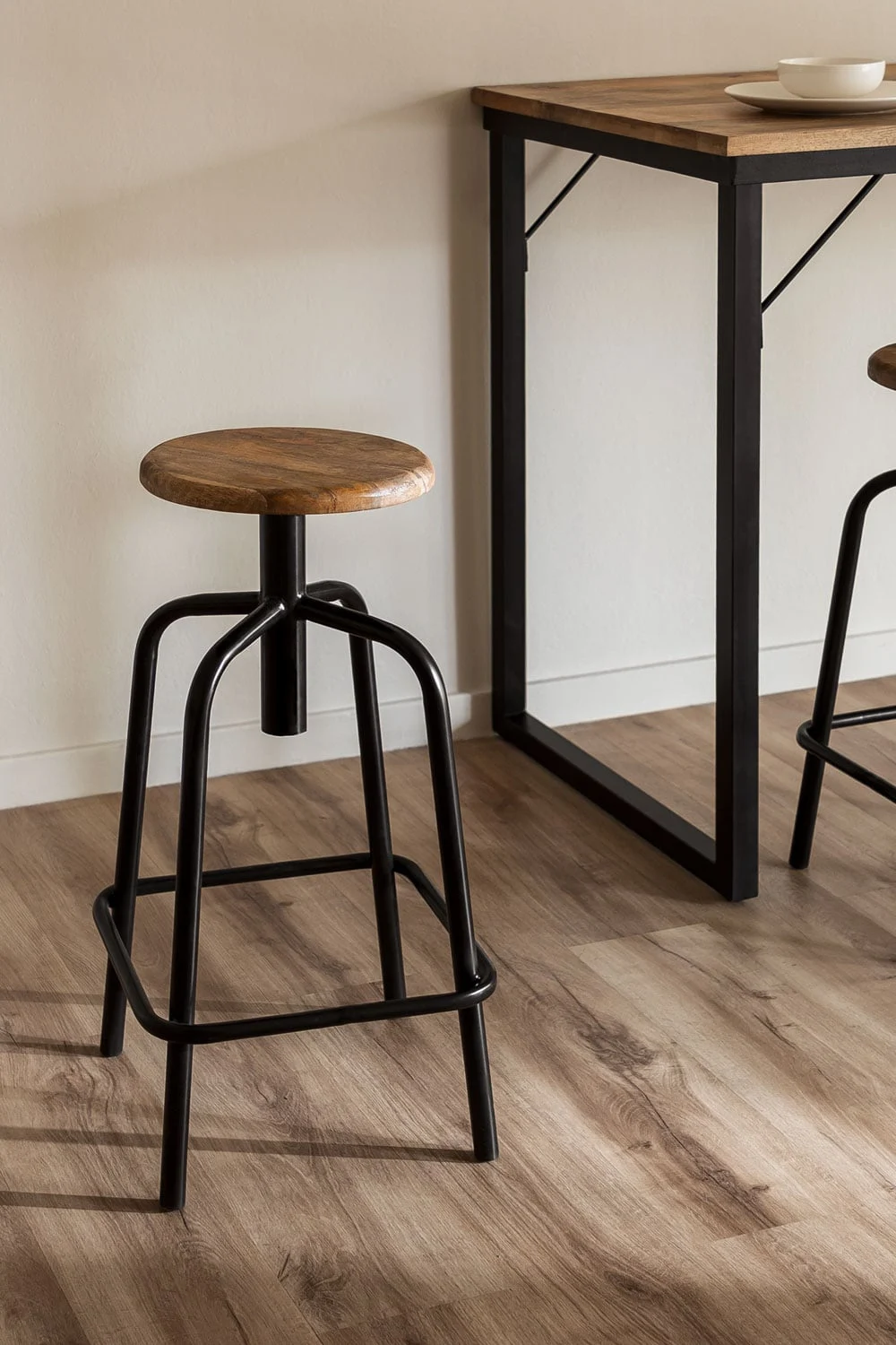 Höhenverstellbarer Barhocker aus Eisen und Holz Ery