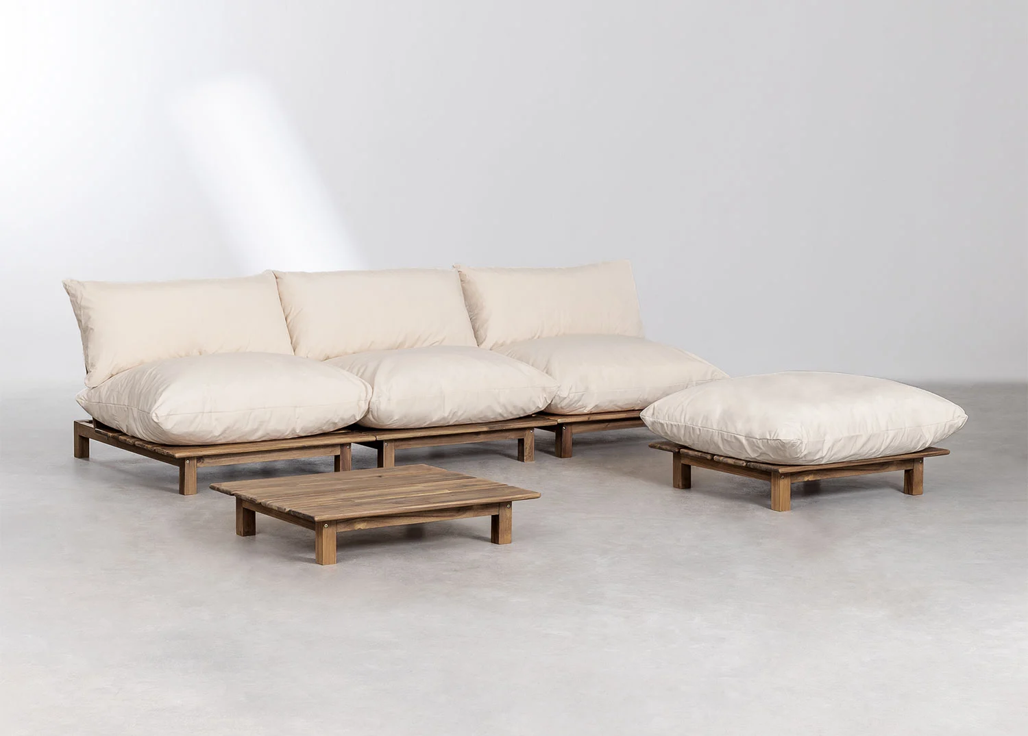 Wohnzimmerset mit 3-teiligem modularen Liegesofa, Couchtisch und Pouf aus Brina-Akazienholz